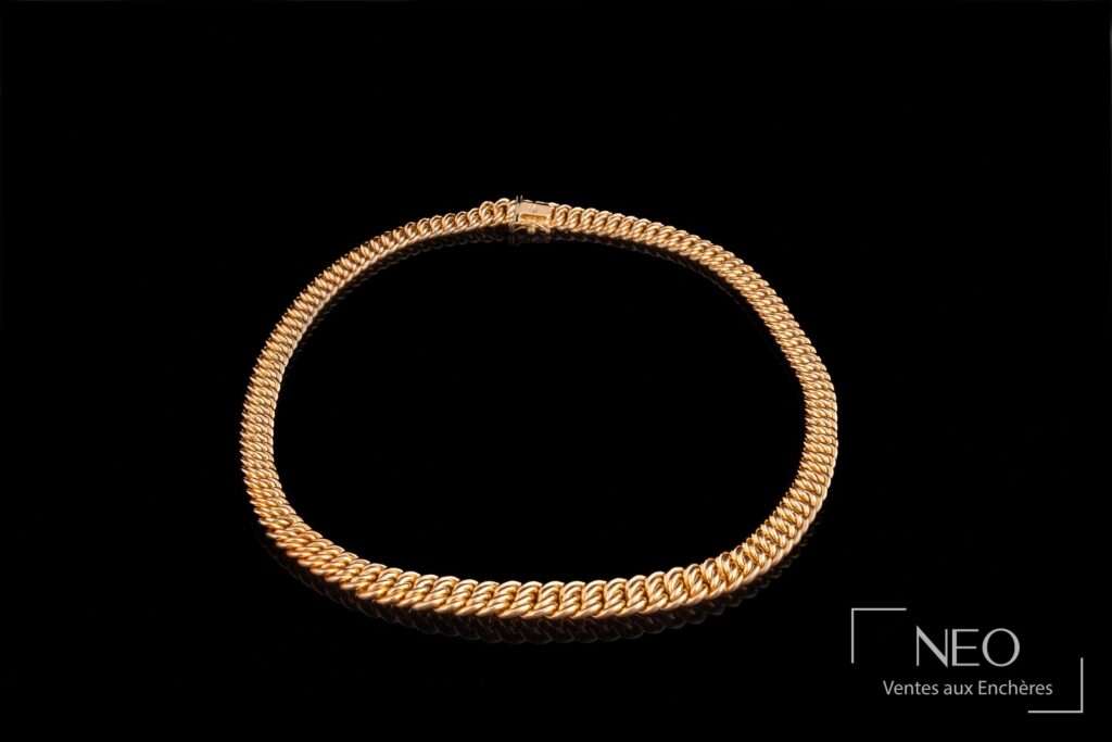 Collier en chute à maille américaine en or jaune sur fond noir