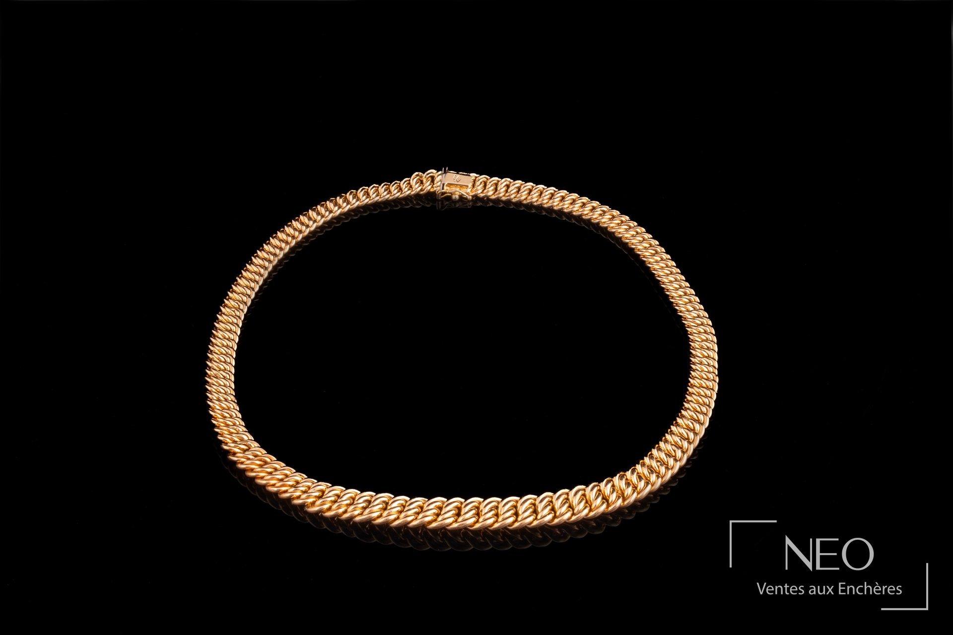 Collier en chute à maille américaine en or jaune sur fond noir
