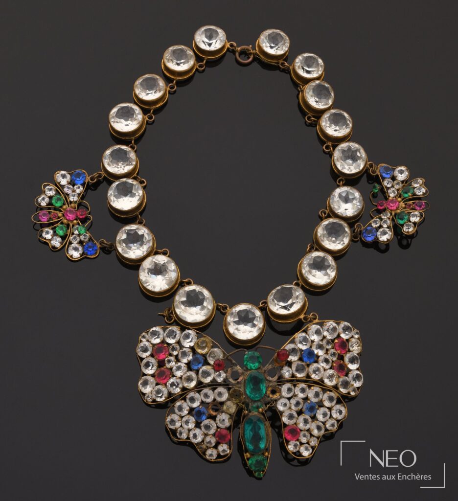 Collier en métal doré avec pierres en verre et papillons colorés
