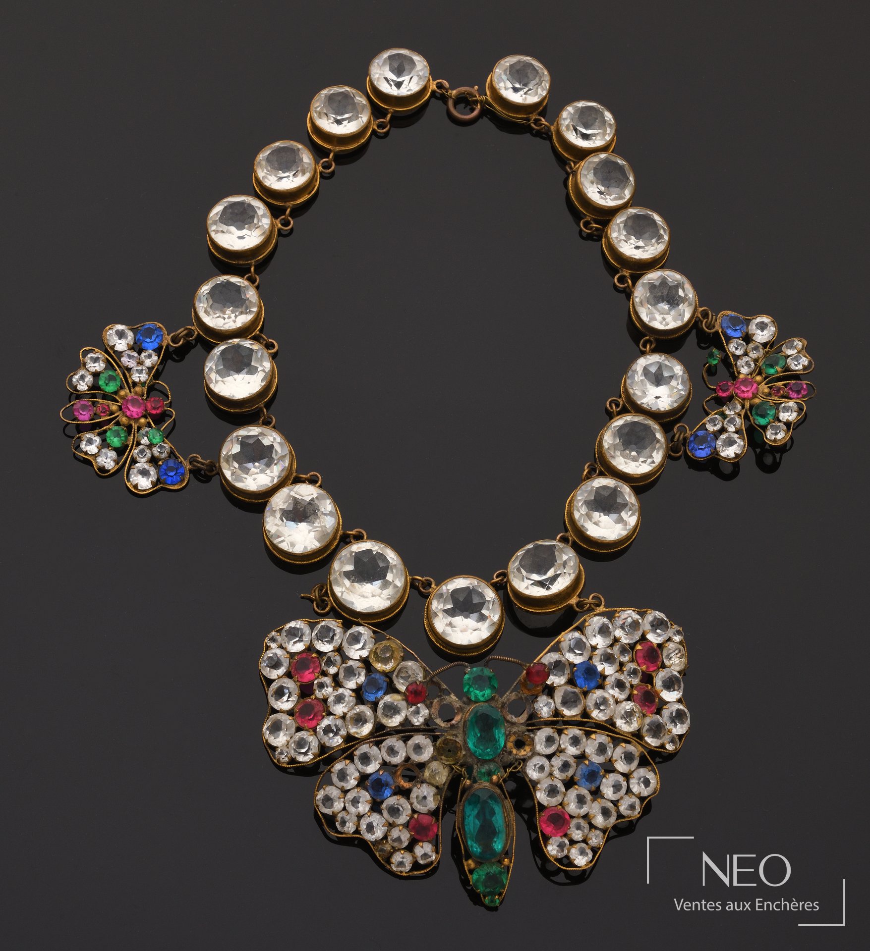 Collier en métal doré avec pierres en verre et papillons colorés