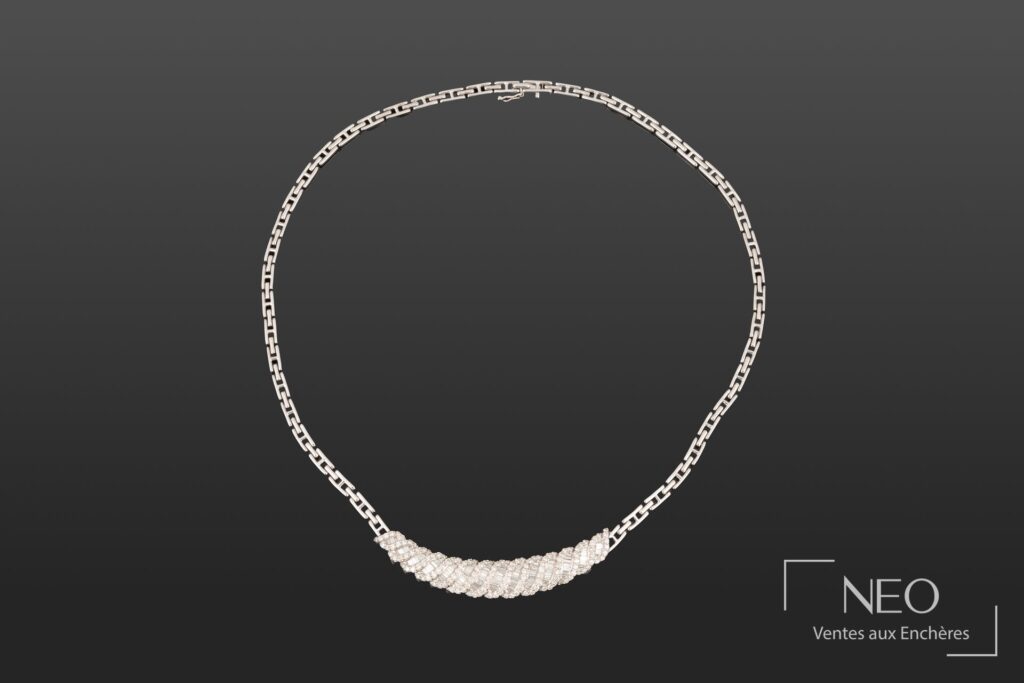 Collier en or blanc avec motif de croissant pavé de diamants et chaîne maille forçat allongée
