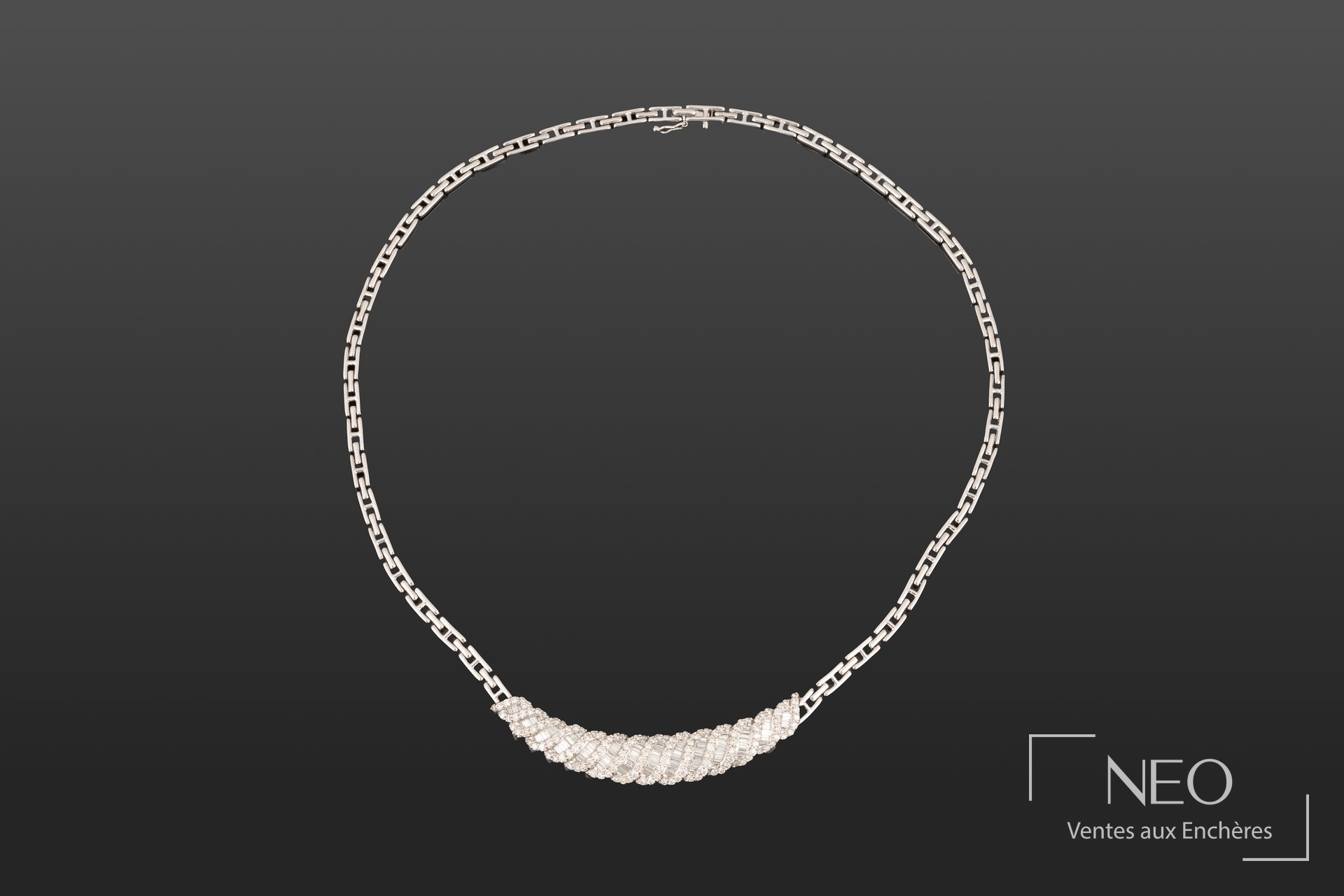 Collier en or blanc avec motif de croissant pavé de diamants et chaîne maille forçat allongée