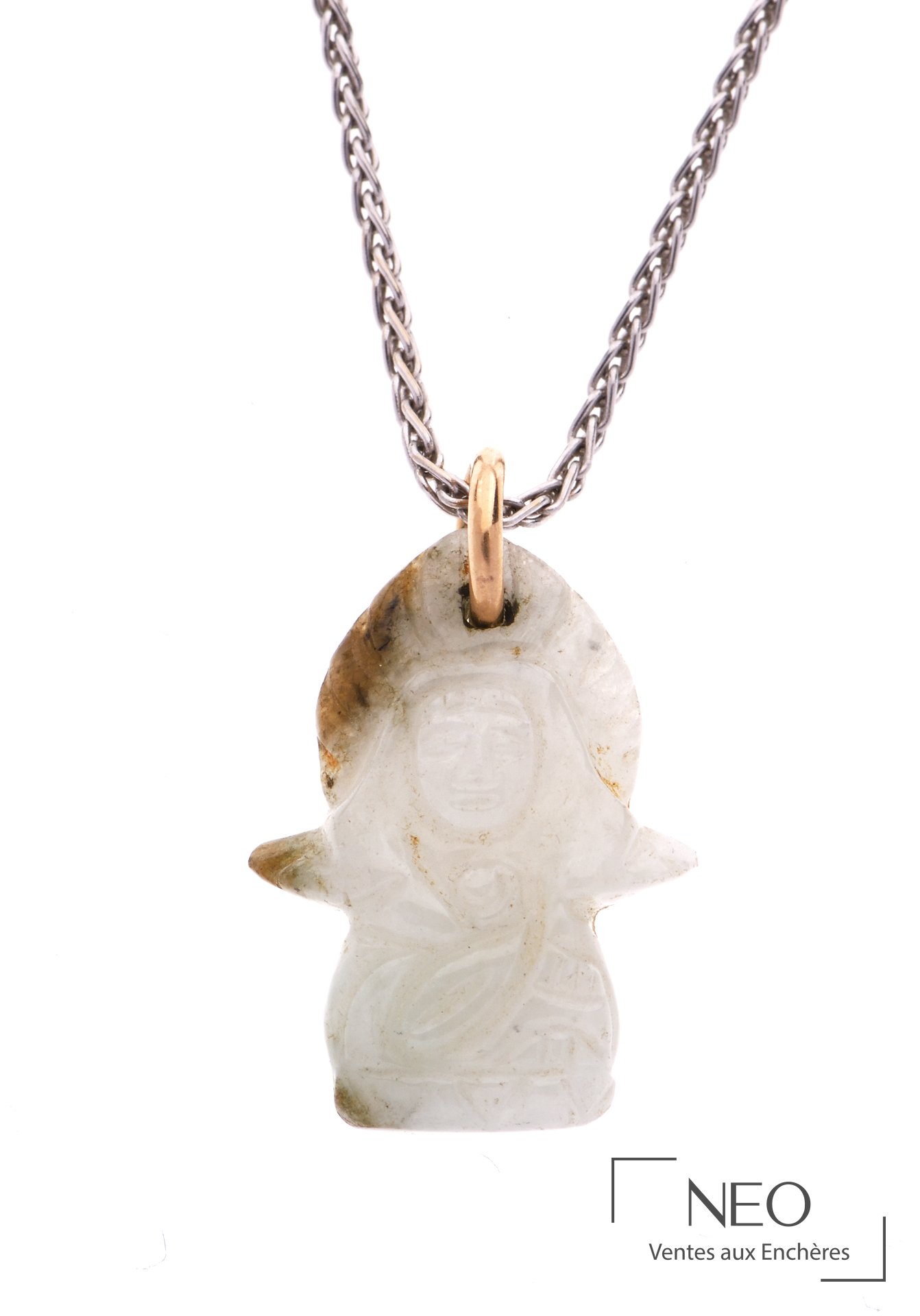 Collier en or gris avec pendentif anthropomorphe en quartz