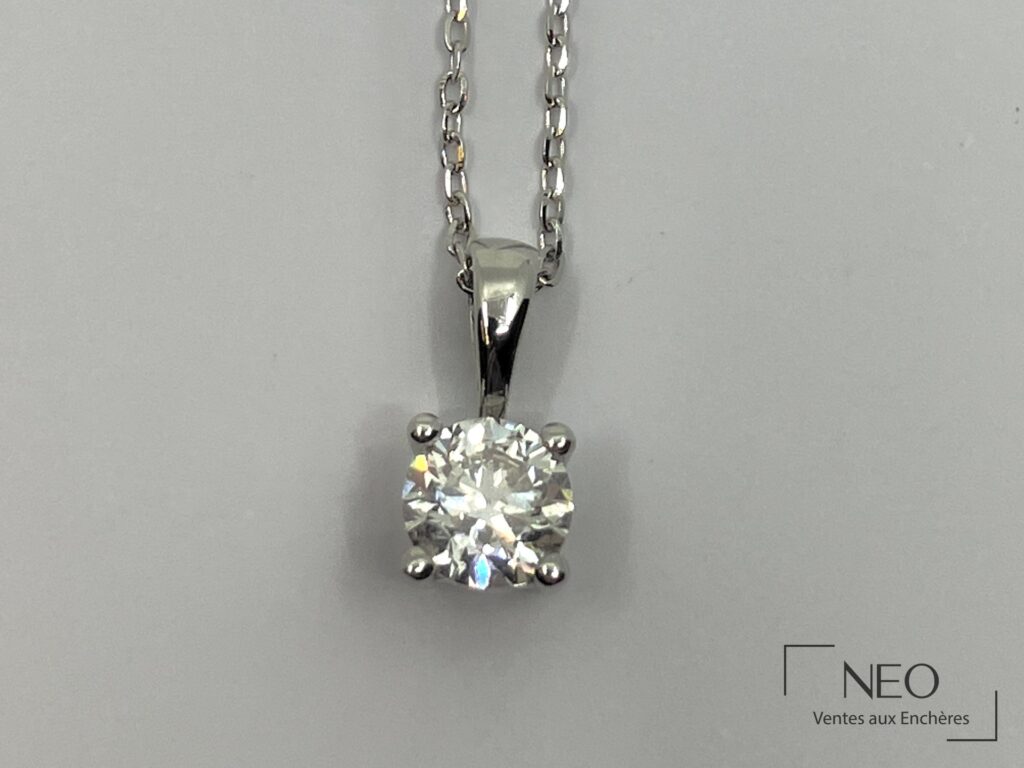 Collier en or gris avec pendentif serti d'un diamant taille brillant