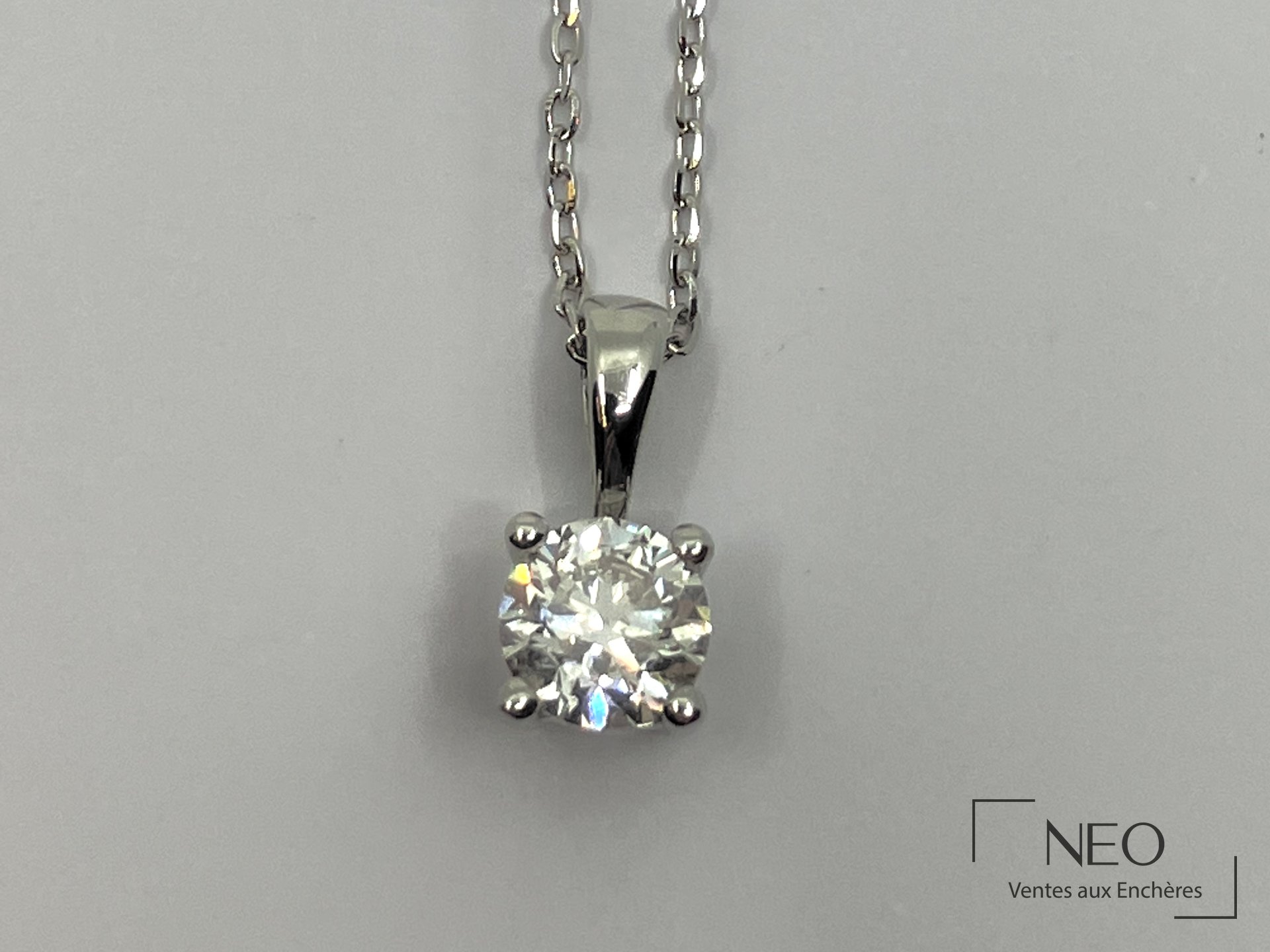 Collier en or gris avec pendentif serti d'un diamant taille brillant