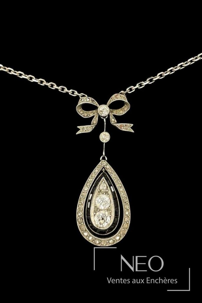 Collier en or gris avec pendentif goutte articulé serti de diamants