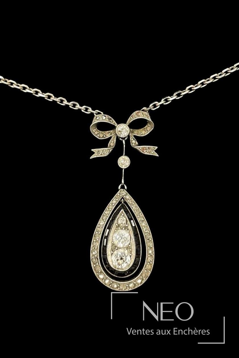 Collier en or gris avec pendentif goutte articulé serti de diamants