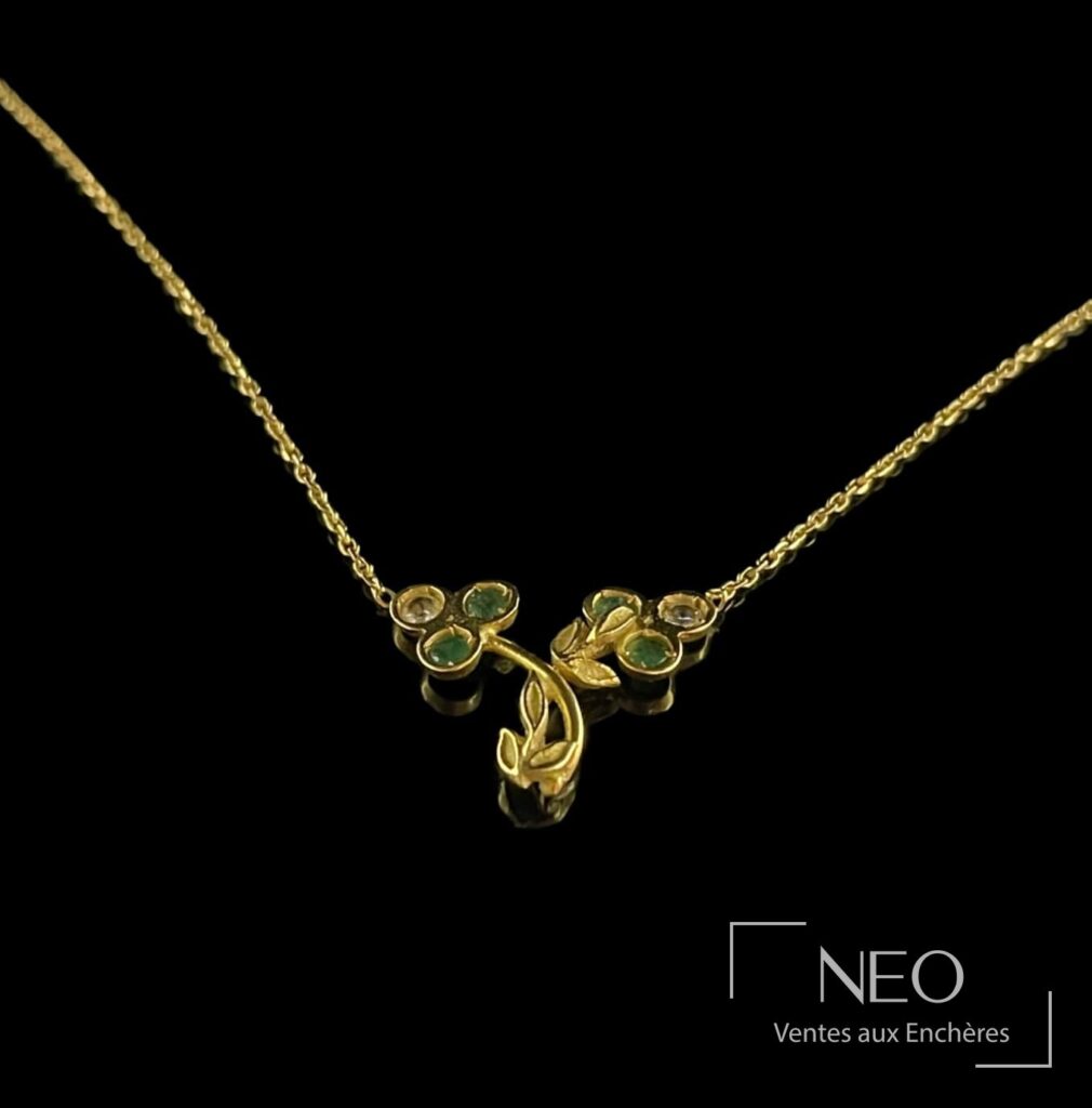 Collier en or jaune à pendentif central décoré de trèfles