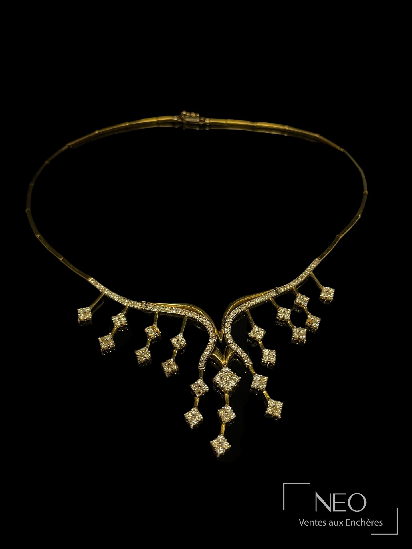 Collier en or jaune 18 carats à pendants de pierres blanches