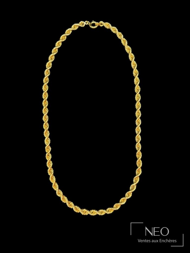Collier en or jaune à maille torsadée sur fond noir