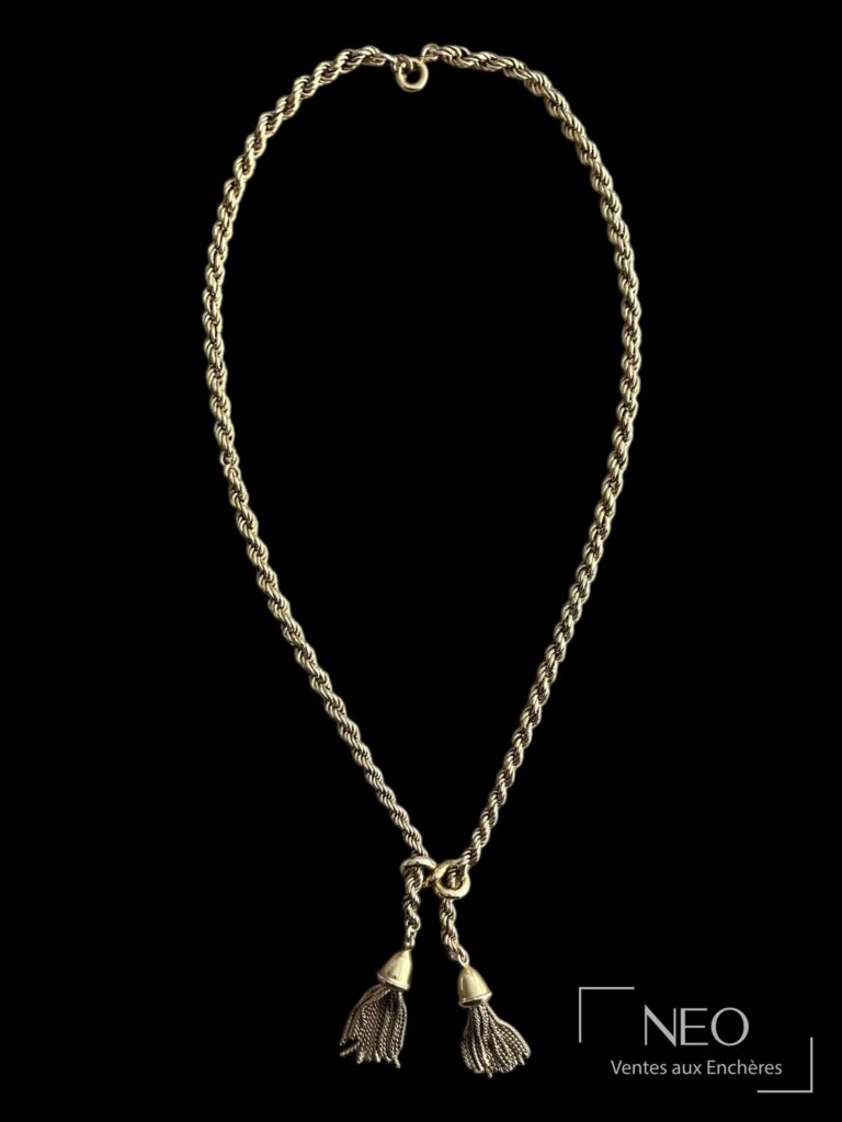 Collier en or jaune à mailles torsadées terminé par deux pompons