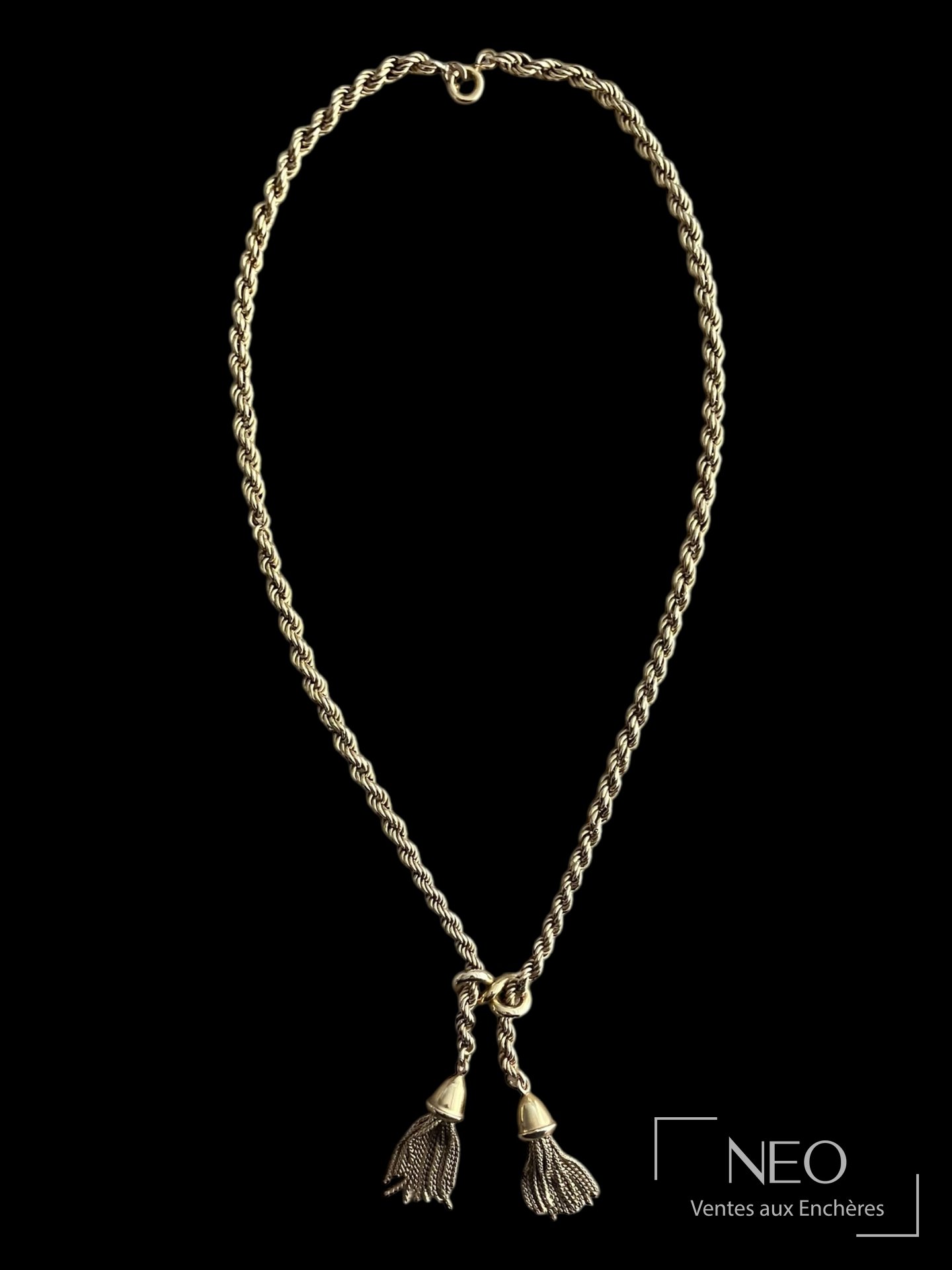 Collier en or jaune à mailles torsadées terminé par deux pompons