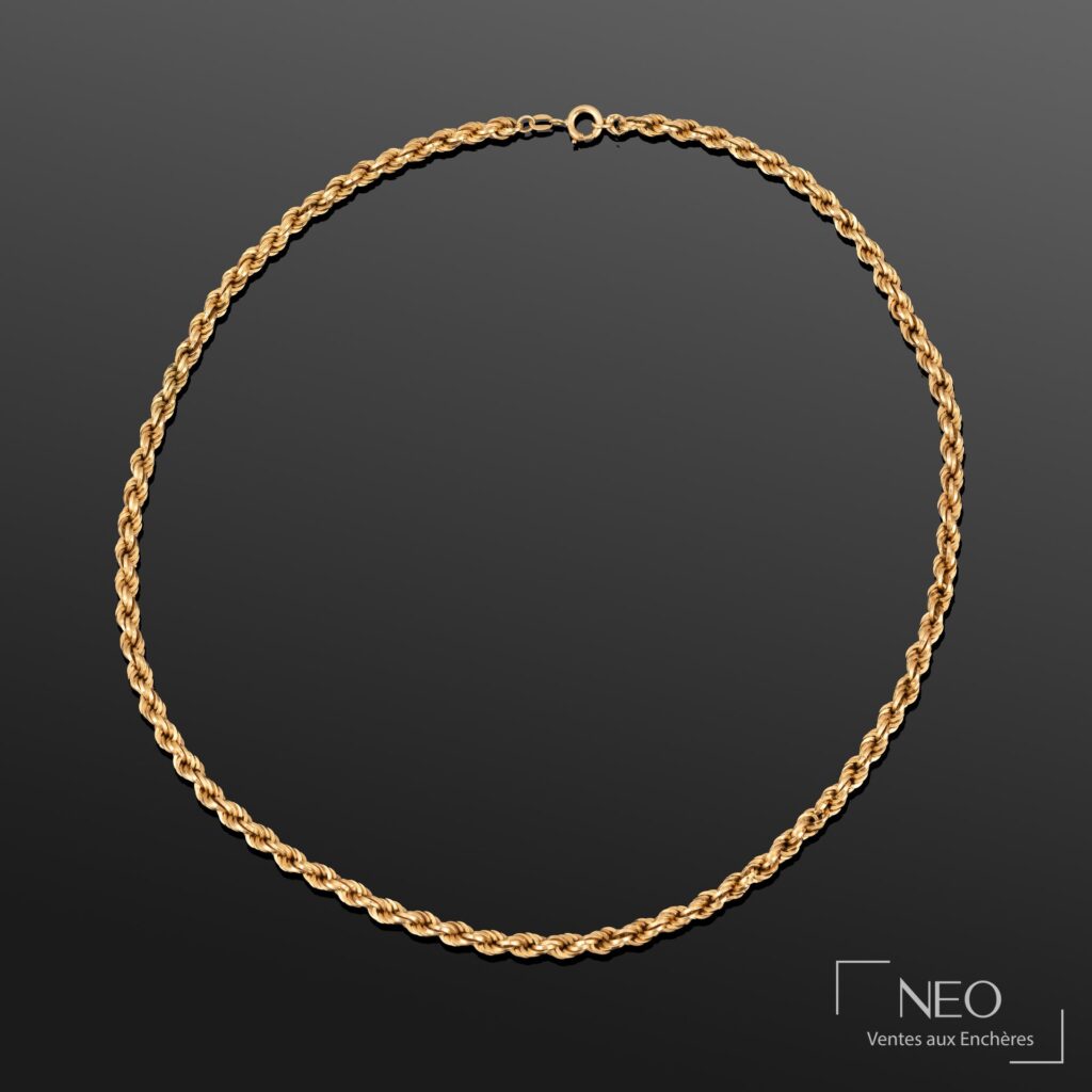 Collier en or jaune à maille torsadée présenté de face