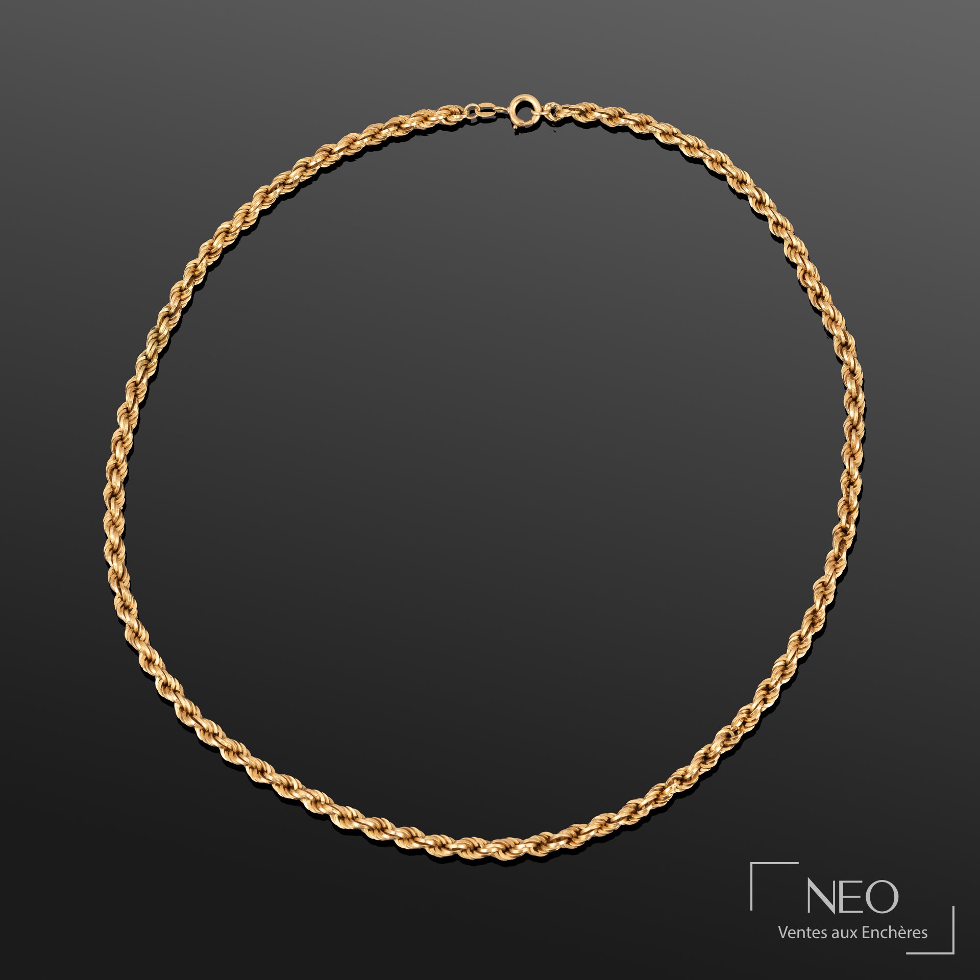 Collier en or jaune à maille torsadée présenté de face
