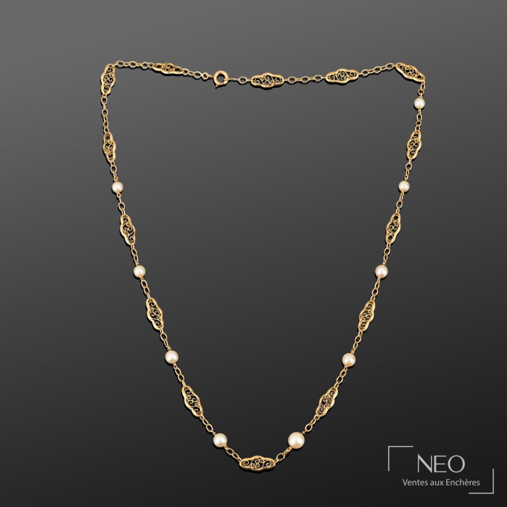 Collier en or jaune avec médaillons ajourés et perles de culture blanches