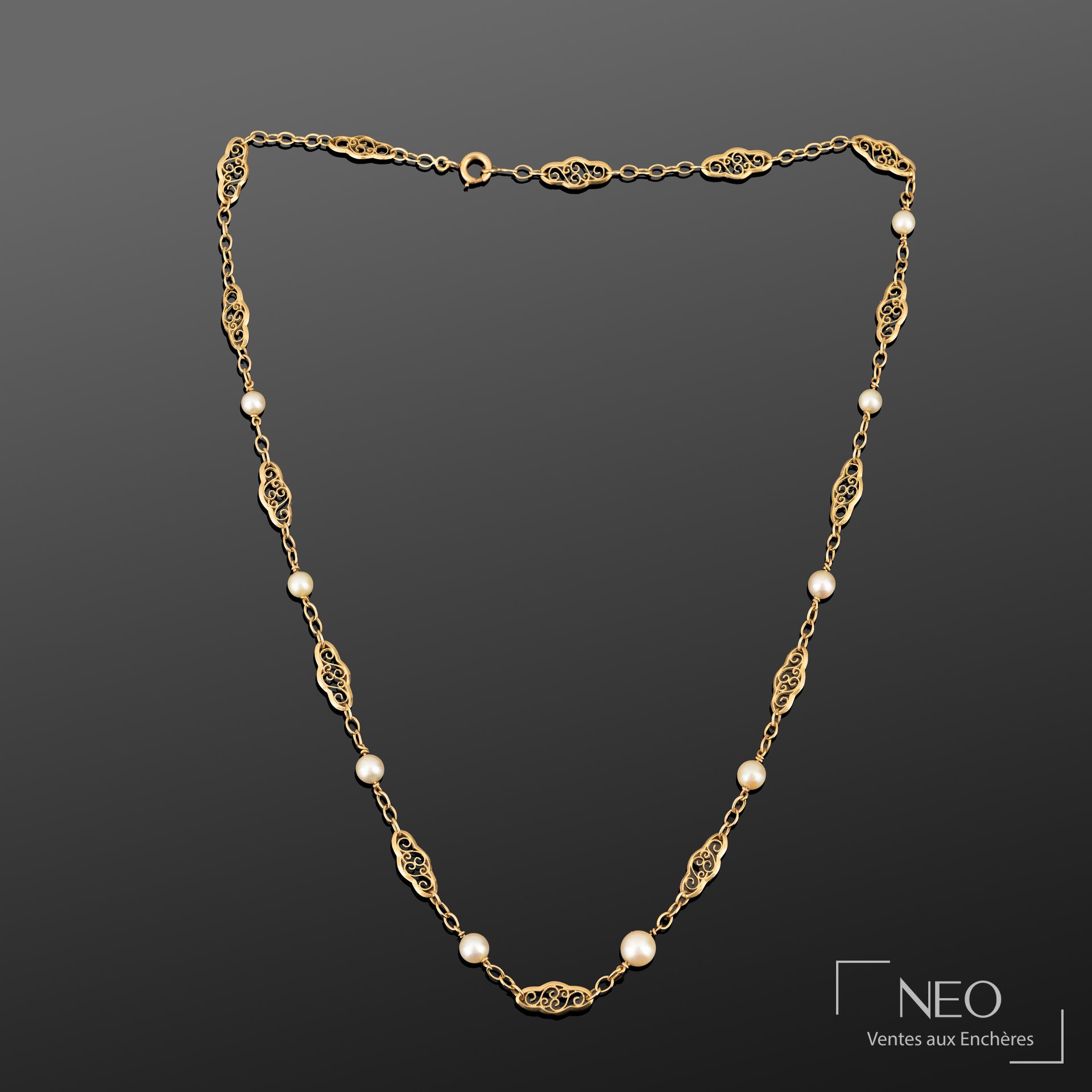 Collier en or jaune avec médaillons ajourés et perles de culture blanches