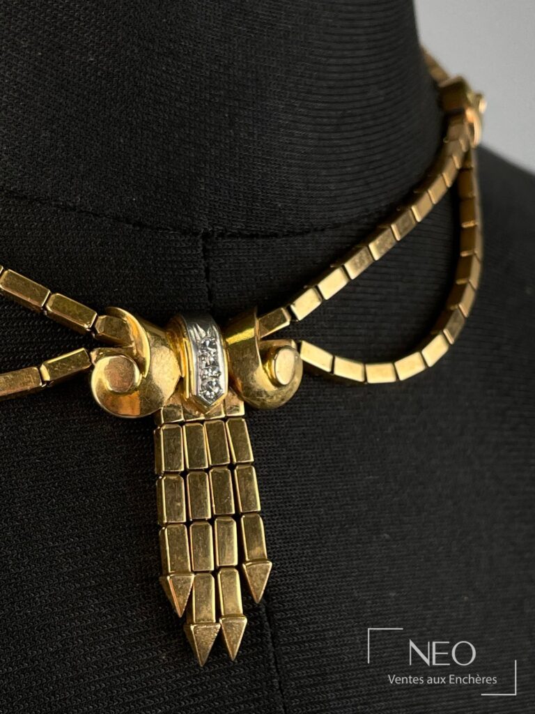 Collier en or jaune avec pendentif central en platine et trois diamants