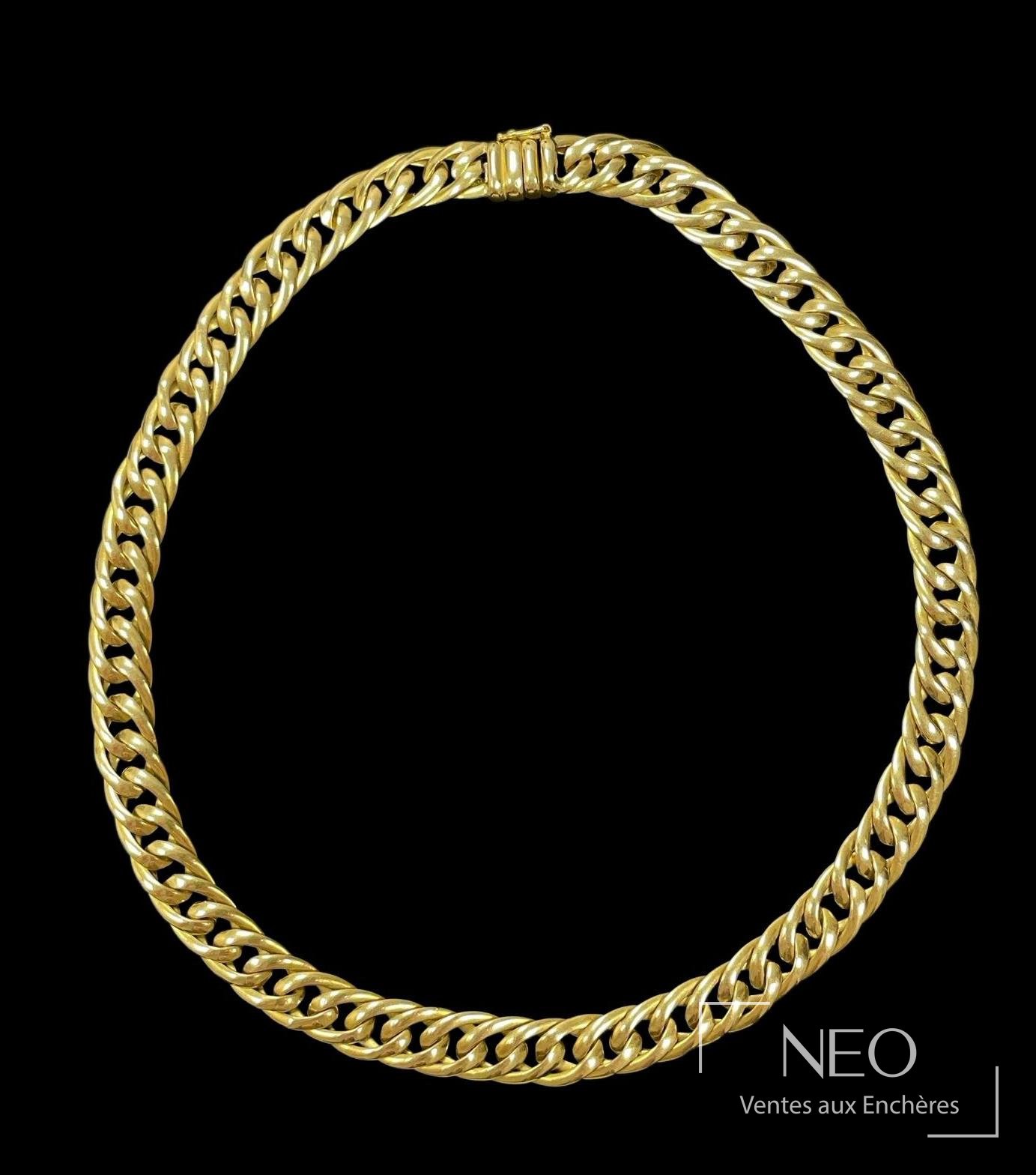 Collier en or jaune à maille fantaisie plate sur fond noir
