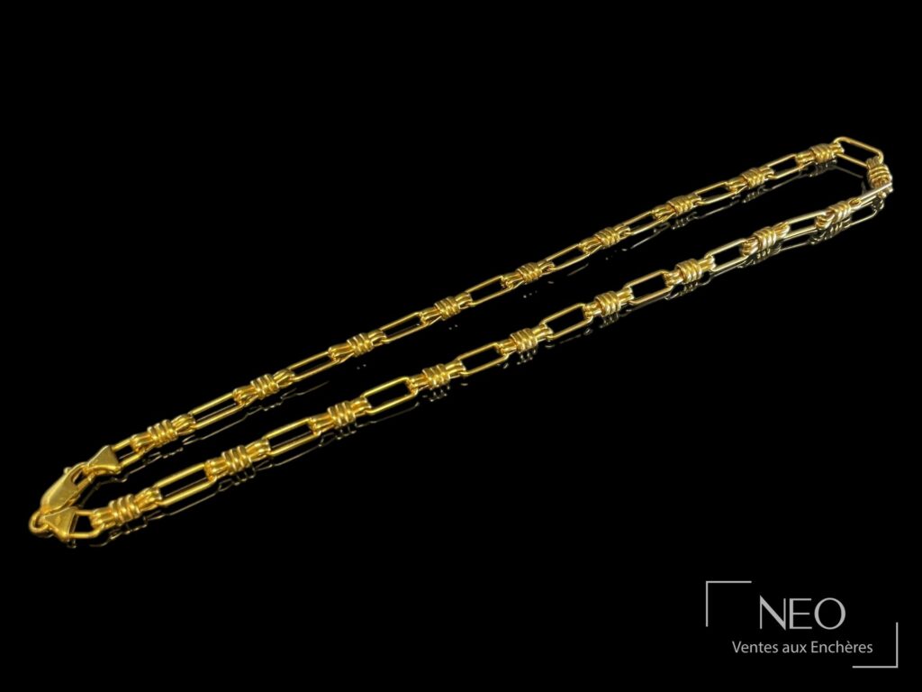 Collier en or jaune à mailles ajourées sur fond noir
