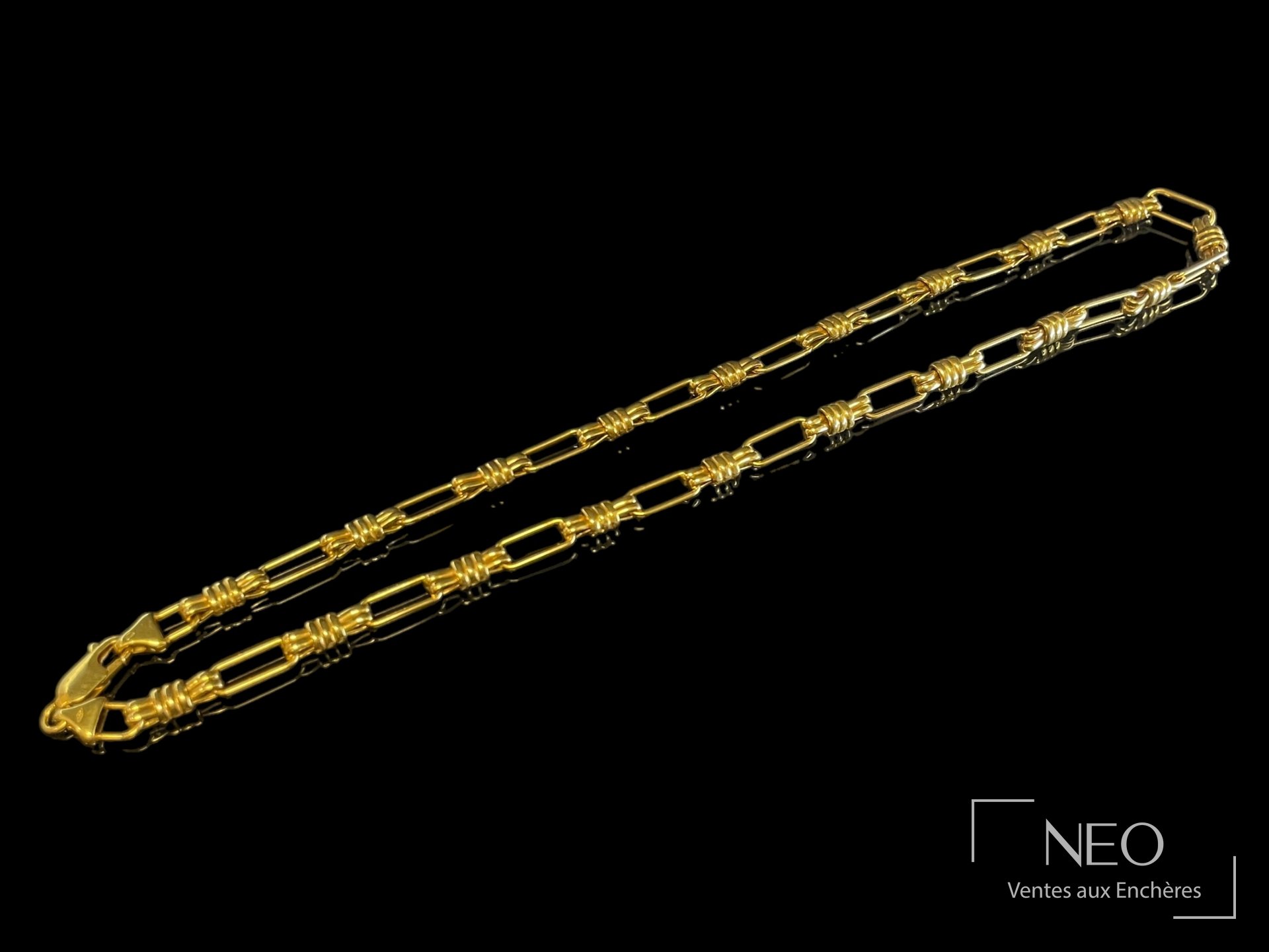 Collier en or jaune à mailles ajourées sur fond noir