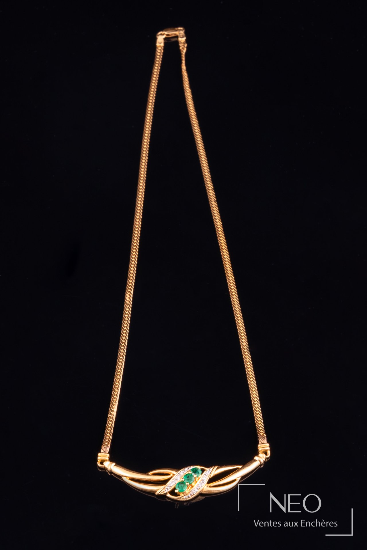 Collier en or jaune avec motif central serti de pierres vertes et diamants
