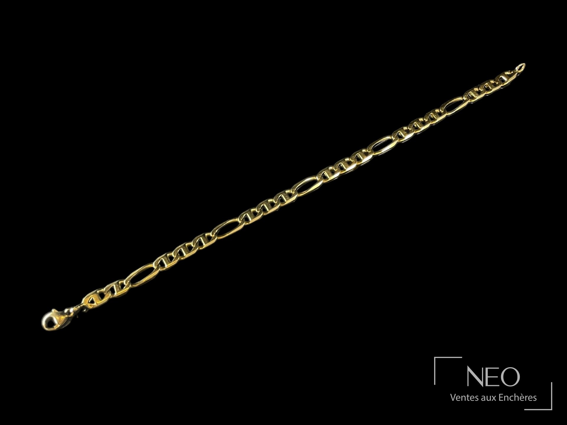 Collier en or jaune à mailles ajourées sur fond noir