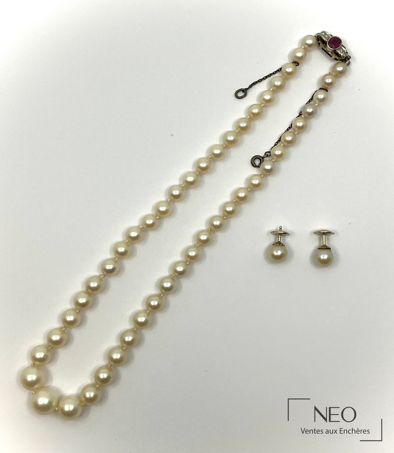 Collier de perles de culture avec paire de puces d’oreilles assorties sur fond blanc
