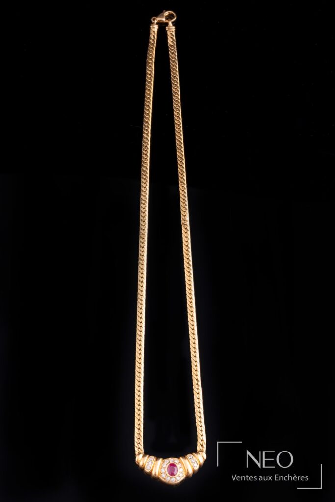 Collier à maille anglaise en or jaune avec pendentif serti d'un rubis et de diamants