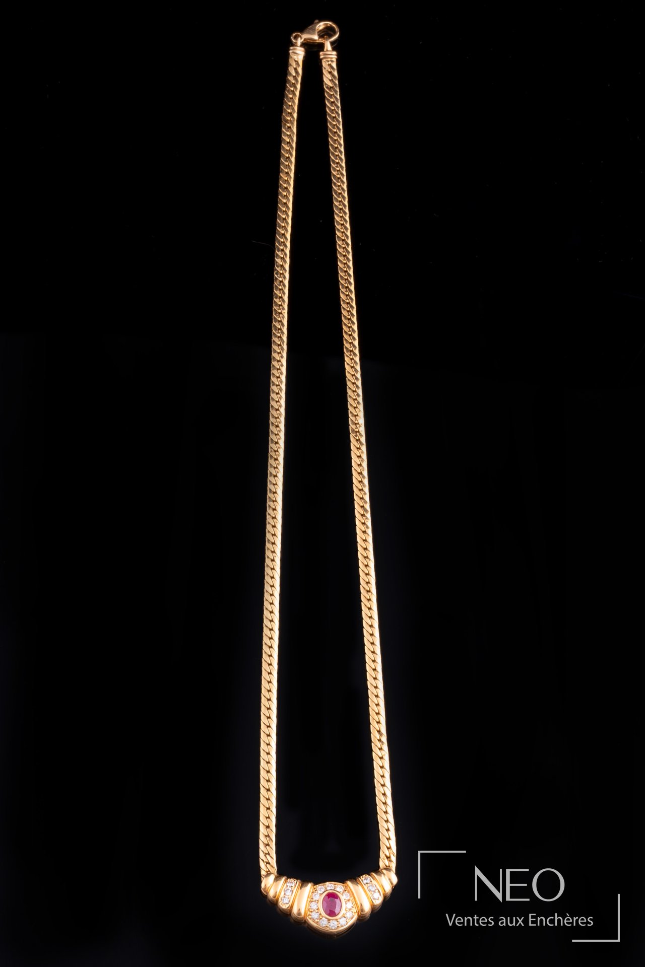Collier à maille anglaise en or jaune 18 carats, rubis et diamants