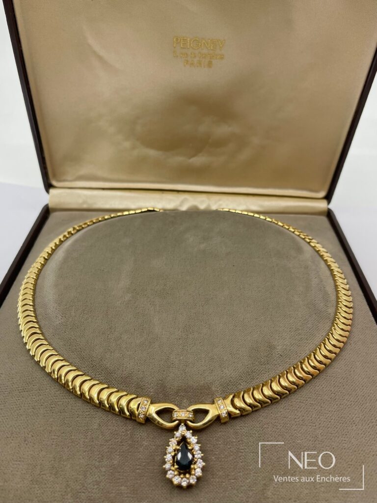 Collier maille en or jaune avec pendentif serti d’un saphir goutte et de diamants