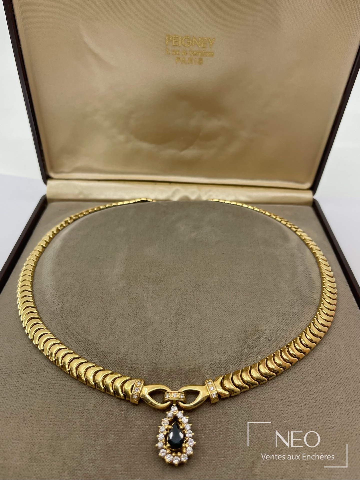 Collier maille en or jaune avec pendentif serti d’un saphir goutte et de diamants