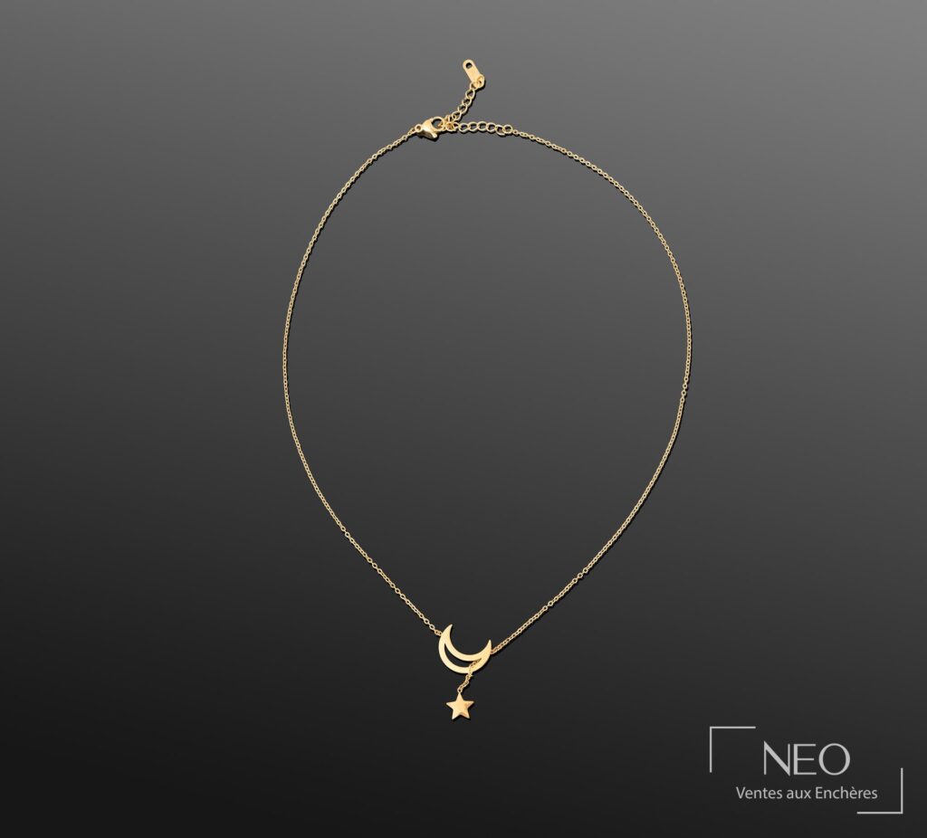 Collier en métal doré avec pendentif croissant de lune et étoile