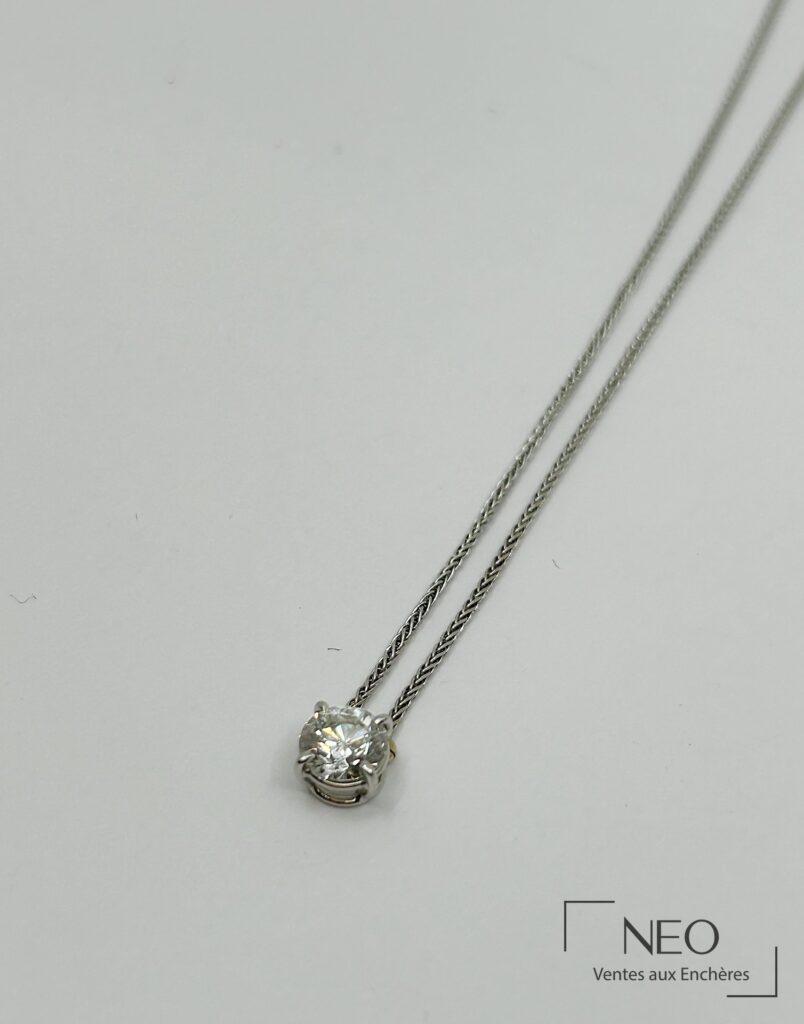 Collier en or gris avec pendentif serti d'un diamant taille brillant