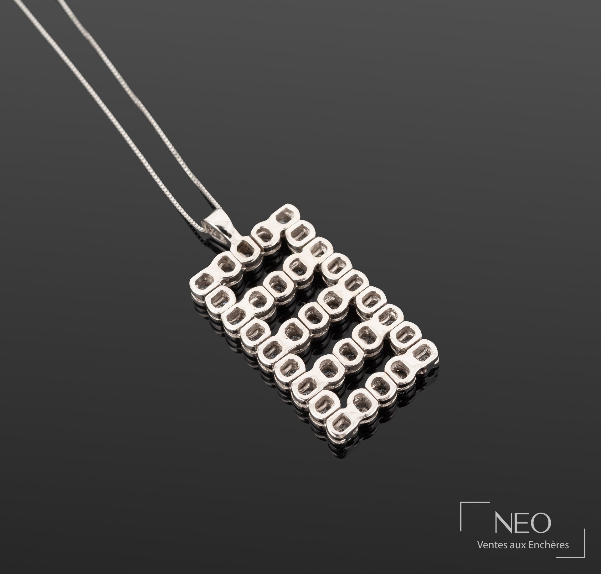 Collier en or gris avec pendentif rectangulaire ajouré serti de diamants