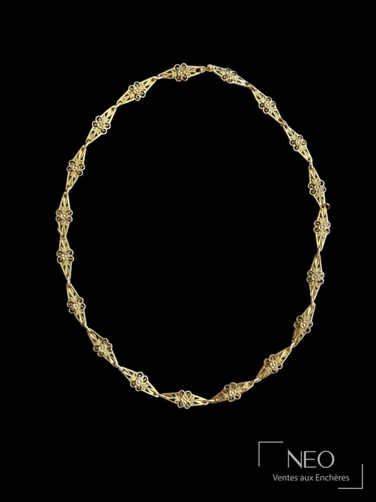 Collier en or jaune à maille filigranée sur fond noir