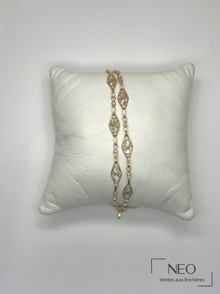 Collier en or jaune à maillons ajourés formant des losanges