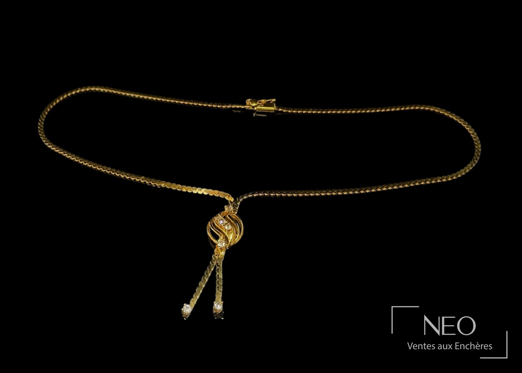 Collier en or jaune avec pendentif centré et pierres blanches
