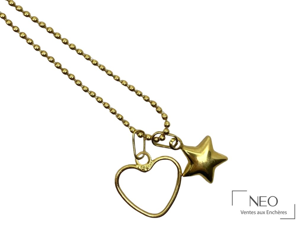 Collier en or jaune avec pendentifs coeur et étoile vus de face