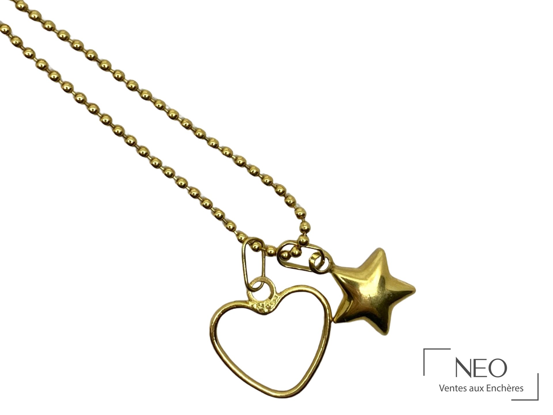 Collier en or jaune avec pendentifs coeur et étoile vus de face