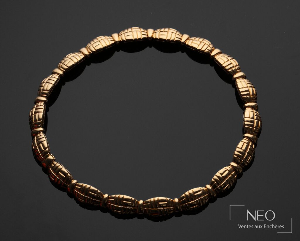 Collier articulé en or jaune aux éléments oblongs ajourés