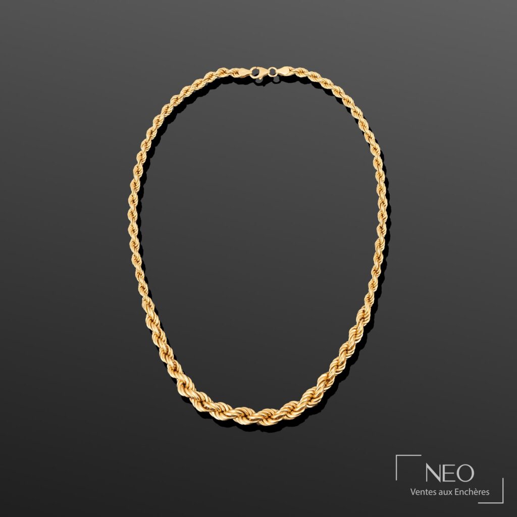 Collier en or jaune à maille torsadée présenté en vue d'ensemble