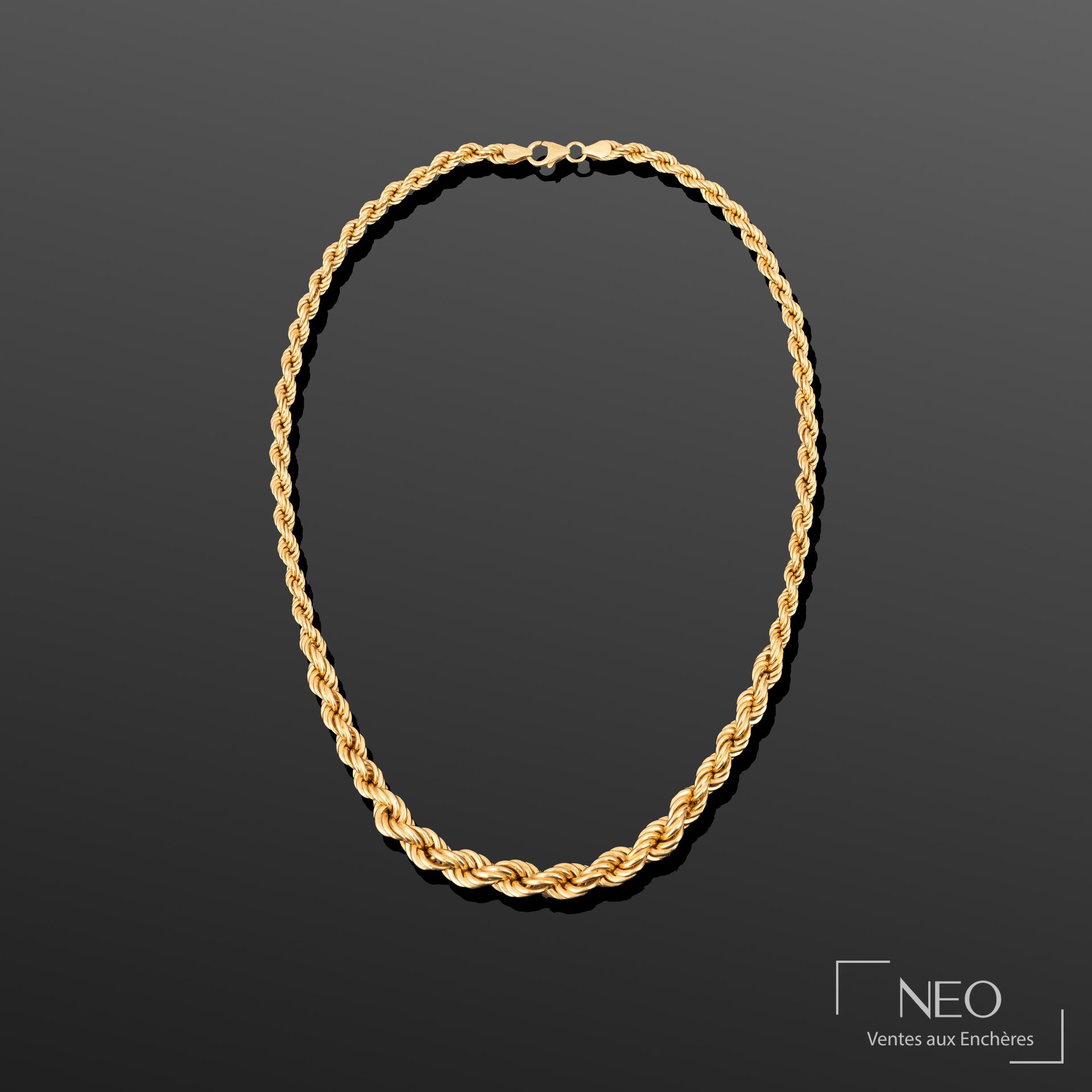 Collier en or jaune à maille torsadée présenté en vue d'ensemble