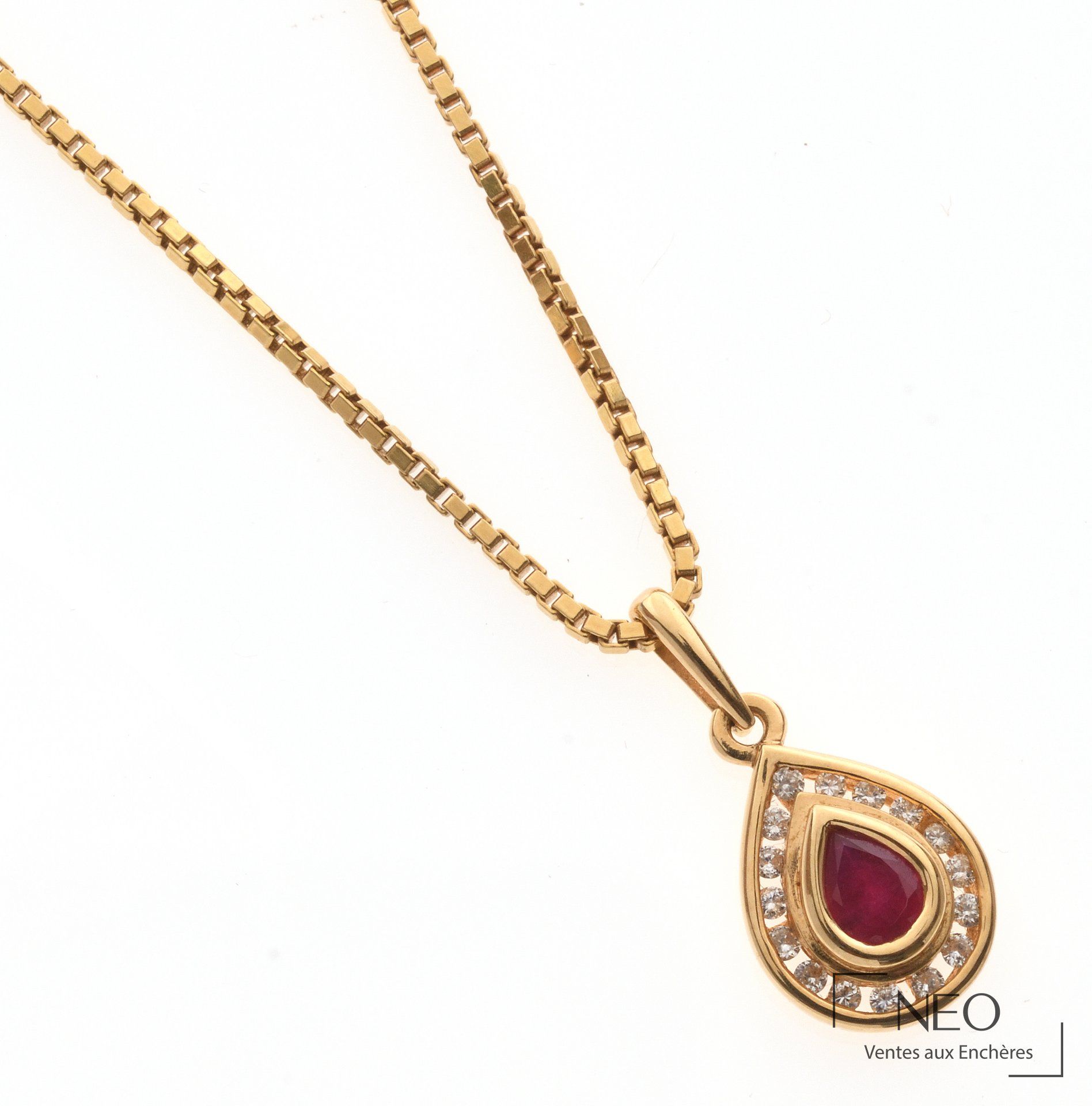 Collier en or jaune avec pendentif goutte serti d'un rubis et de diamants