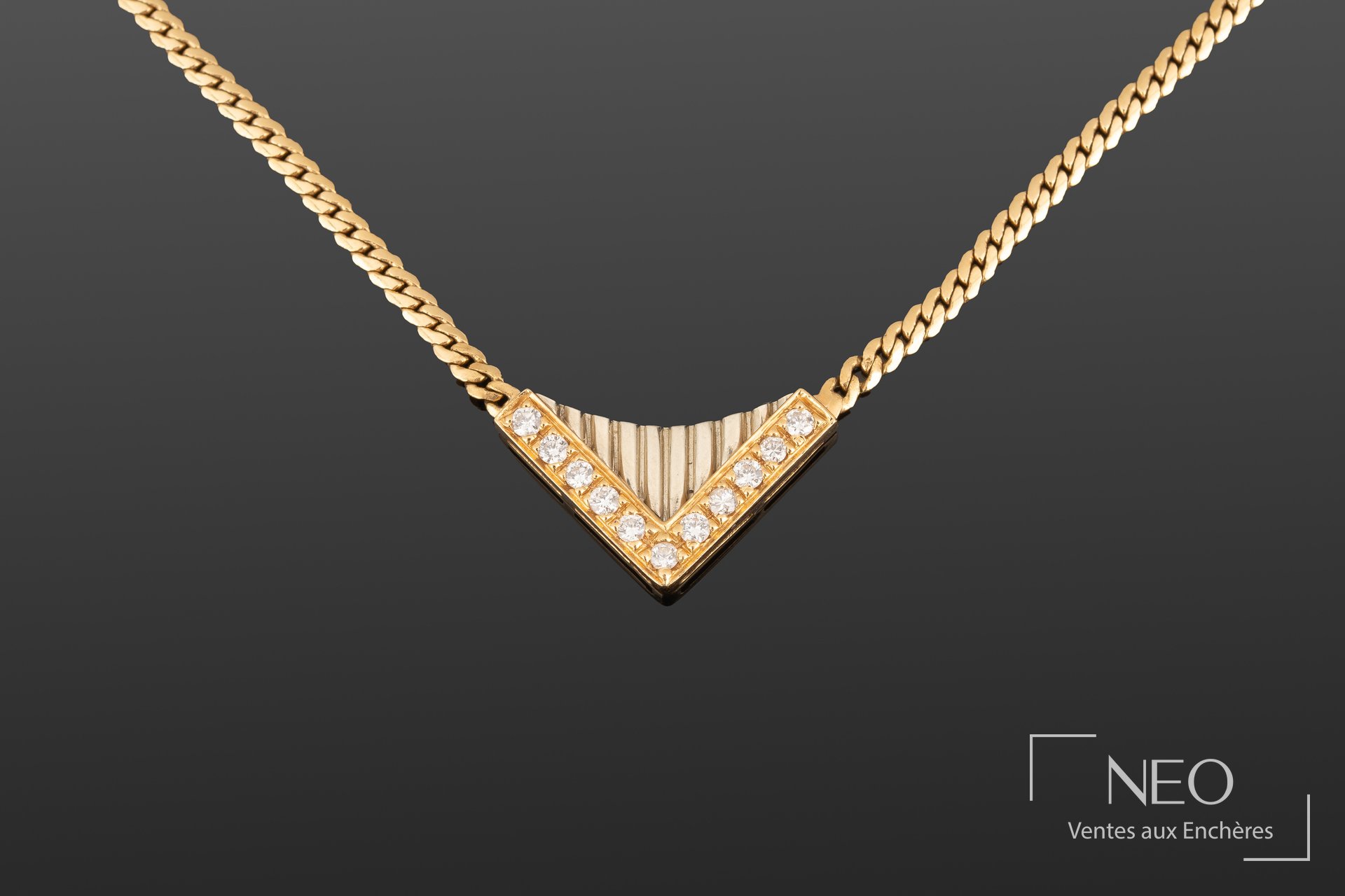 Collier en or jaune avec pendentif triangulaire serti de diamants