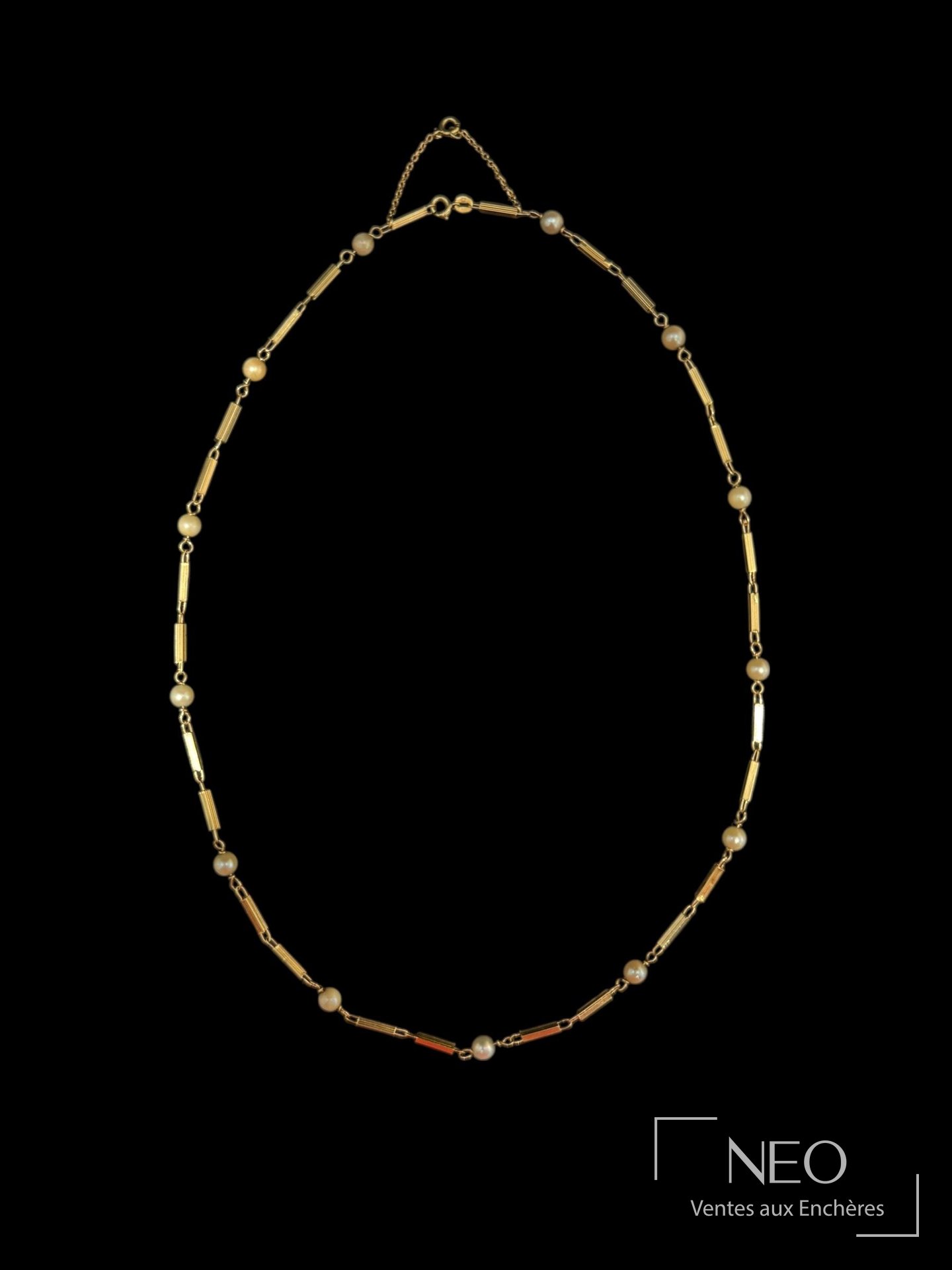 Collier en or jaune 18 carats à maille alternée de perles blanches