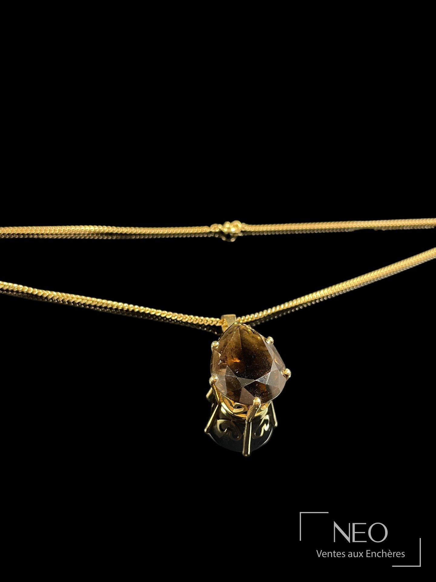 Collier en or jaune 18 carats et pendentif en quartz fumé noir