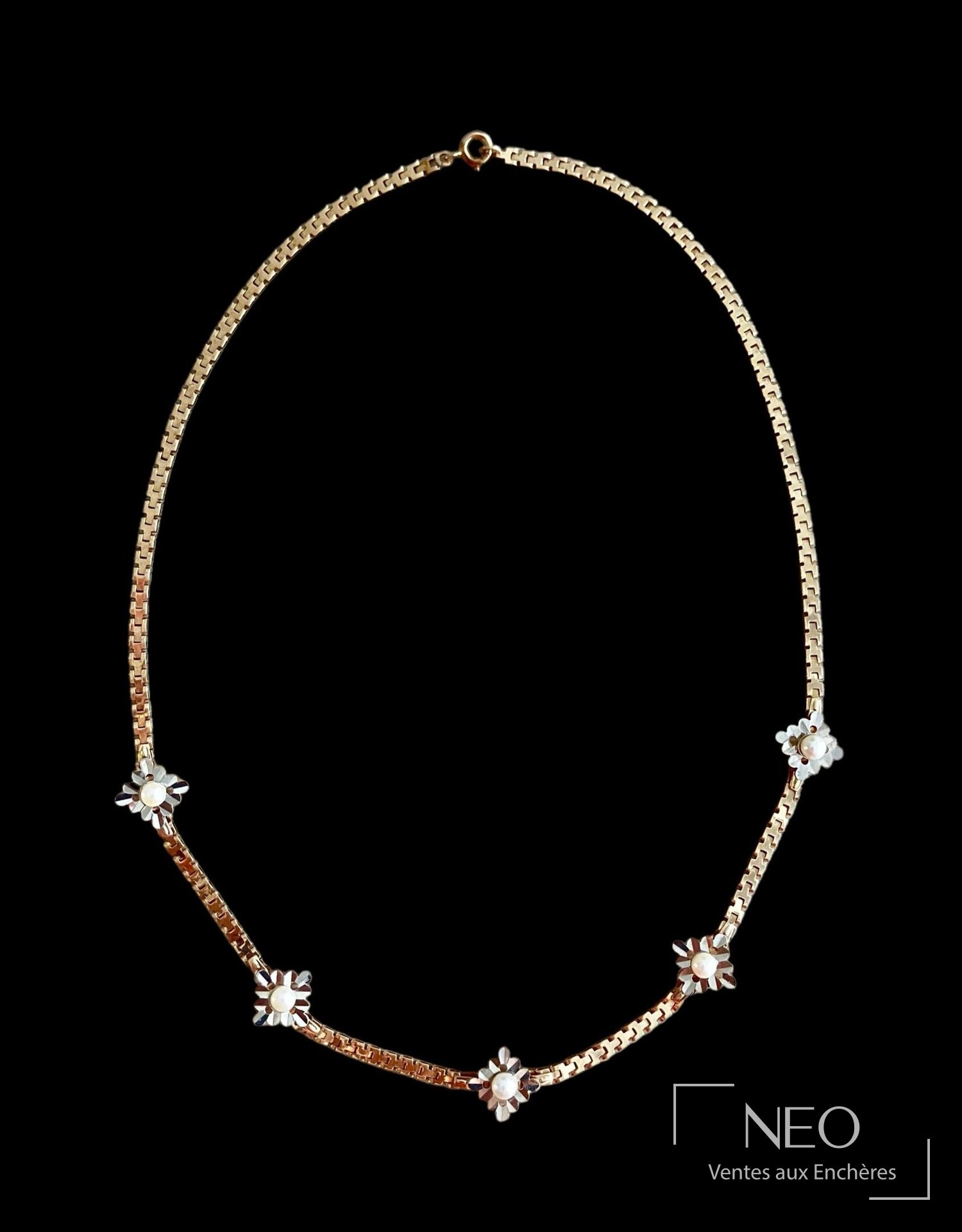 Collier en or rose et gris avec cinq fleurs stylisées et fermoir mousqueton sur fond noir