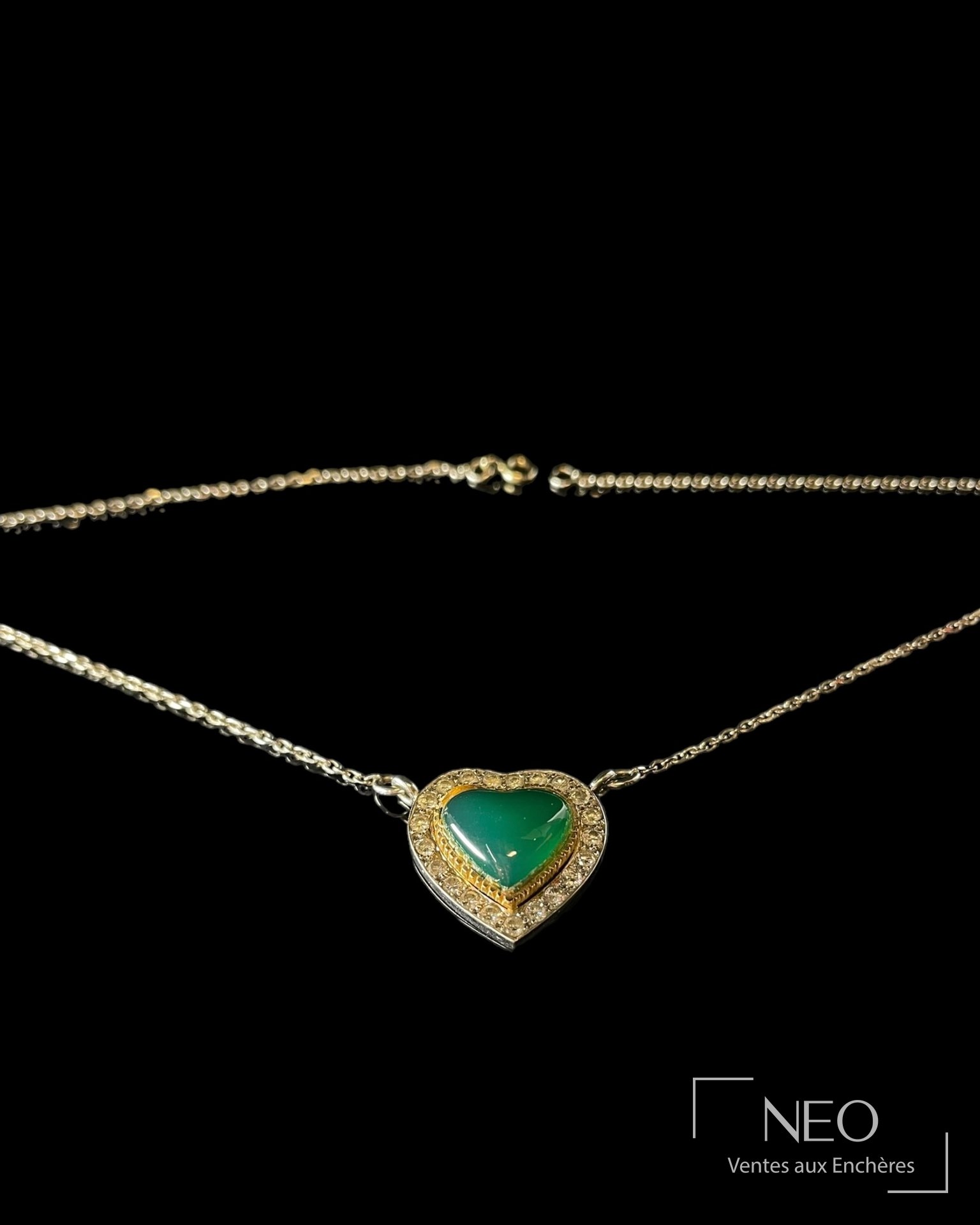 Collier en ors gris et jaune 18 carats, cœur en chrysoprase et diamants