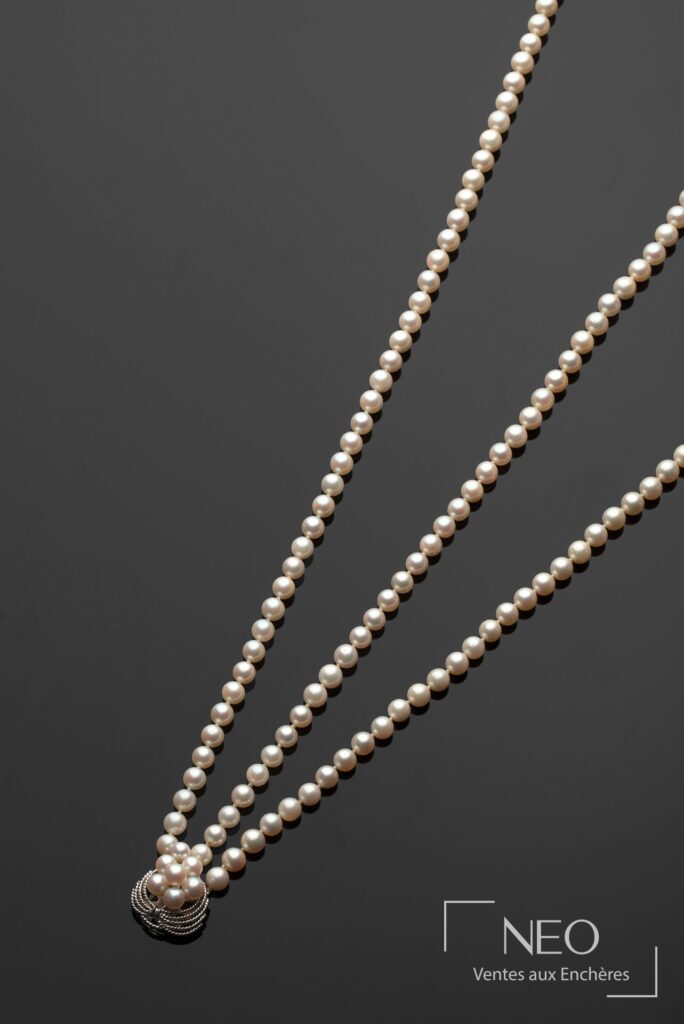 Collier en perles de culture à trois rangs avec fermoir en métal argenté