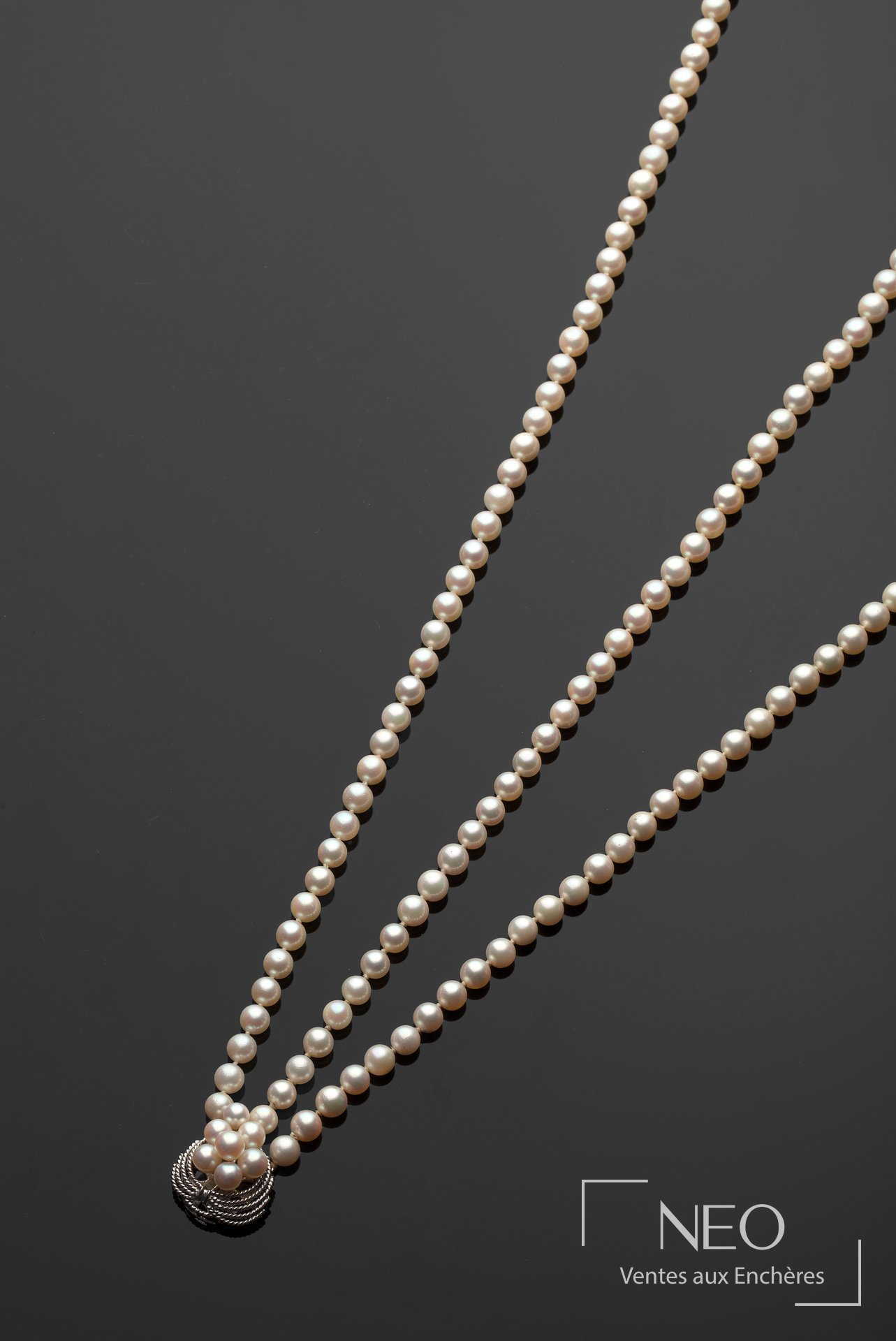 Collier en perles de culture sur trois rangs, fermoir en métal argenté